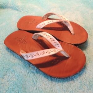 Blue Fin white leather sandles beach shoes sz 1.5